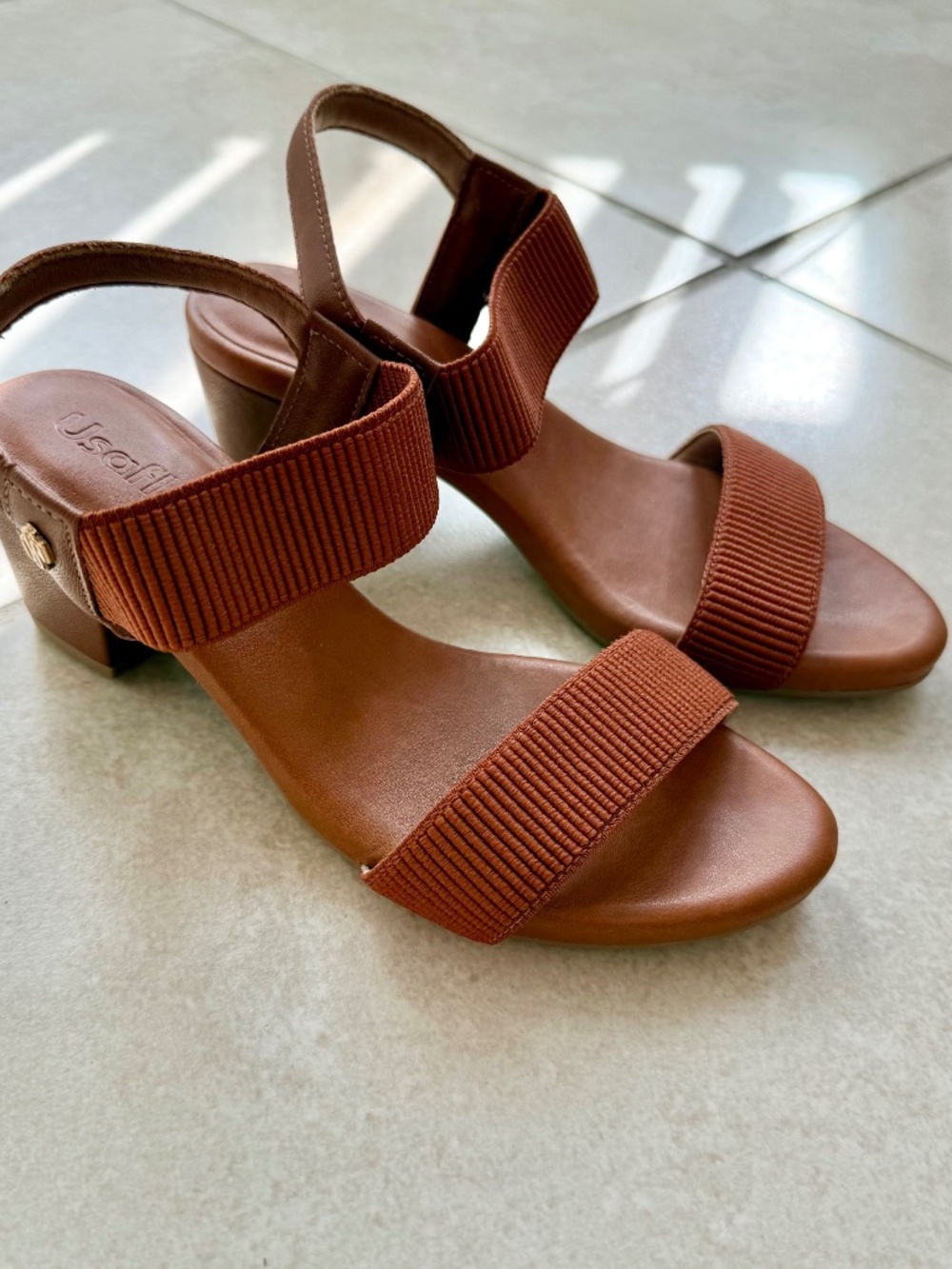 Never worn - Sandals - size 35 - Caramel
- Made in Brazil - I’m 6.5 us size.